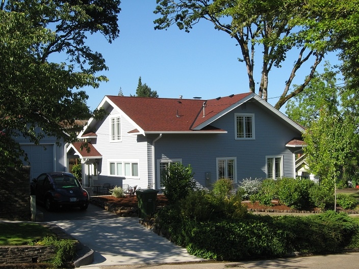 The homeowner of this historic home in the heart of Salem asked C&R to build a home addition for an upstairs master bedroom suite, a downstairs sun room and a butler’s pantry adjacent to the kitchen. We knew it was important to create a design worthy of the home and neighborhood. The final plans fit so perfectly with the existing house that it’s hard to tell what was old and what is new!